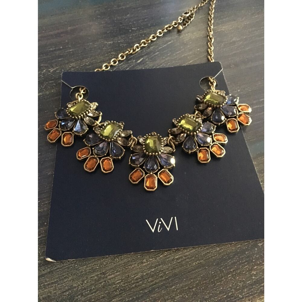 ViVI Get Impressed Bib Necklace
